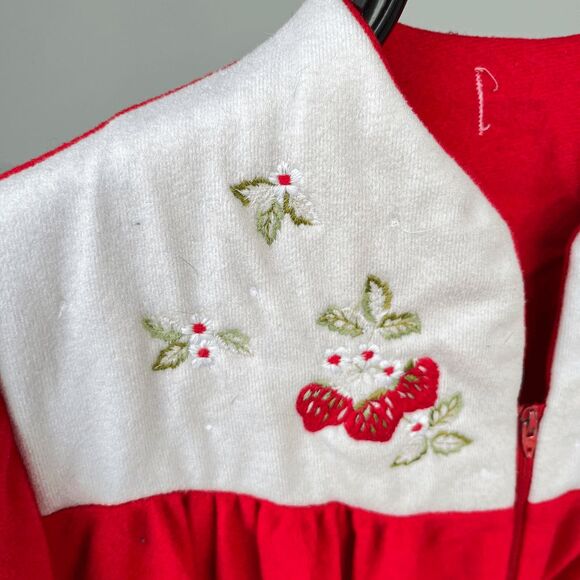 VTG 60s 70s Red Strawberry Embroidered Housecoat Zip Robe Cottagecore Mumu - Picture 3 of 9